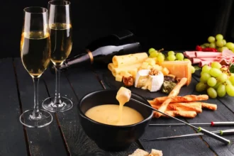 Fondue mit Weißwein: Ein romantisches Schweizer Ritual für den Abend
