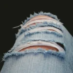 Lesezeichen aus Jeans: Verwandele alte Hosen in kreative Buchbegleiter