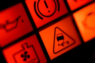 Was das rote Dreieck mit Ausrufezeichen im Armaturenbrett bedeutet – und warum du es nicht ignorieren solltest